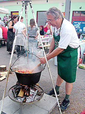 A bográcsnál Horváth István.jpg