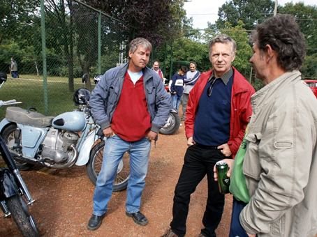 Károlyi László vezérigazgató középen a veterán motorok  bemutatóján. 