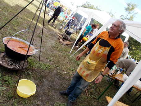 A bográcsban készített étel is fontos kellék.