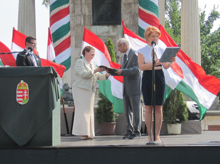 Dr. Magyar Anna adja át az elismerést dr. Berente Lászlónak.