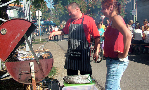 Készül még egy kis vésztartalék, ha esetleg kevés lenne a lecsó.