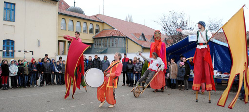 A gólyalábasokkal.