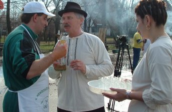 A házigazda dr Prozlik László polgármester pálinkával kínálja a bölléreket.jpg