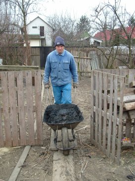 A kerten át talicskázzák az iszapot.jpg