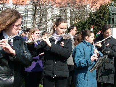 A Városi Fúvószenekar kísérte a zászlófelvonást és a koszorúzást.jpg