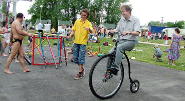 Szívesen_próbálták_ki_a_cirkuszi_eszközöket.jpg