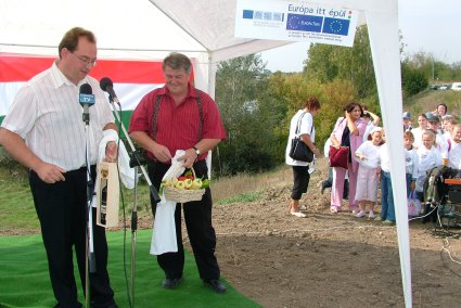 Bedő Tamás csongrádi polgármesterrel a két várost összekötő kerékpárút átadásán.jpg